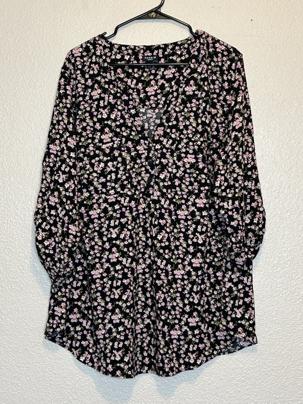Torrid Harper black floral pink and white ditzy floral V neck blouse, size 3